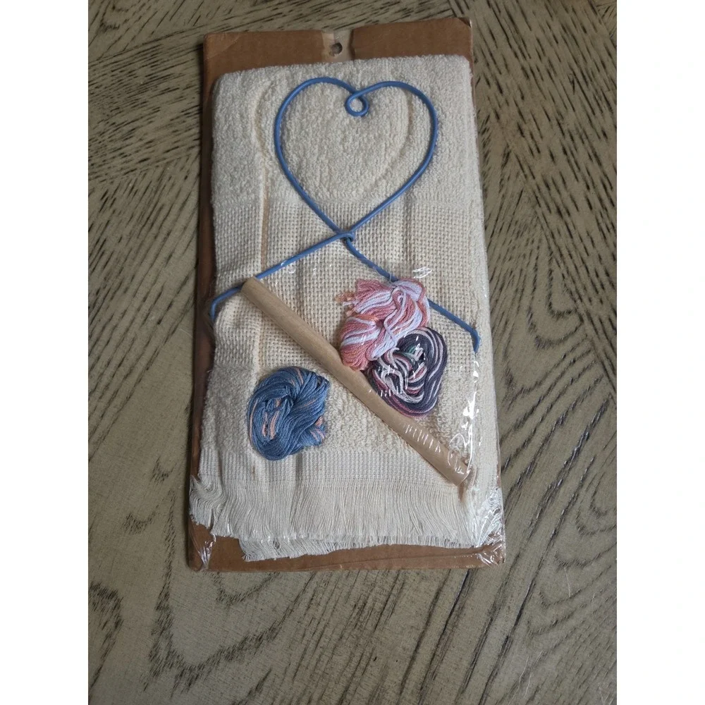 What's New Finger Tip Towel Cross Stitch Kit With Wall Hanger Vintage Heart NOS